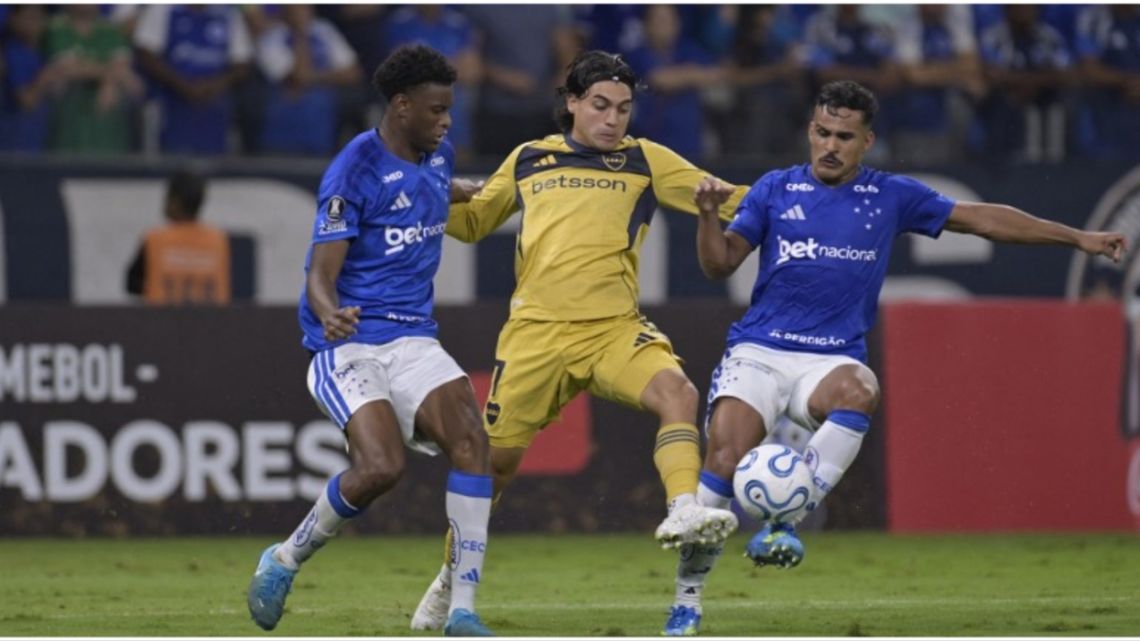 Boca resistió con diez hasta donde pudo, pero perdió 1-0 ante Cruzeiro y se le escapó el invicto en Brasil