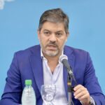 Carlos Bianco fue operado de urgencia en Barcelona y postergó su regreso al país