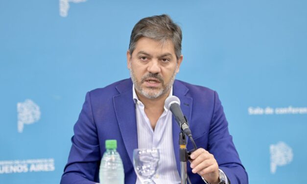 Carlos Bianco fue operado de urgencia en Barcelona y postergó su regreso al país