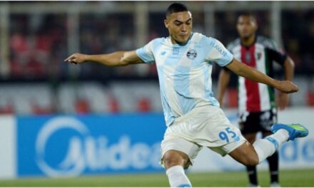 Pateó tres veces el mismo penal y falló todos: la fatídica noche que vivió el brasilero Carlos Vinícius en Copa Sudamericana