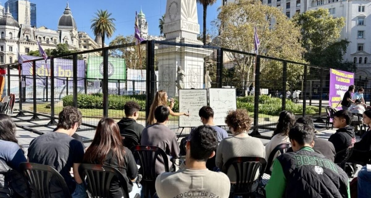 Clases públicas frente a la Casa Rosada por la ley de financiamiento
