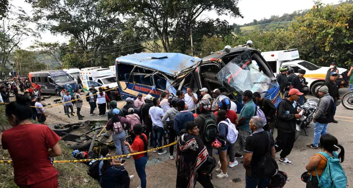 En la previa de las elecciones, un atentado en la ruta de Colombia dejó 14 muertos