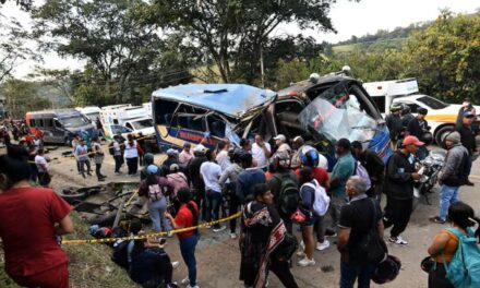En la previa de las elecciones, un atentado en la ruta de Colombia dejó 14 muertos