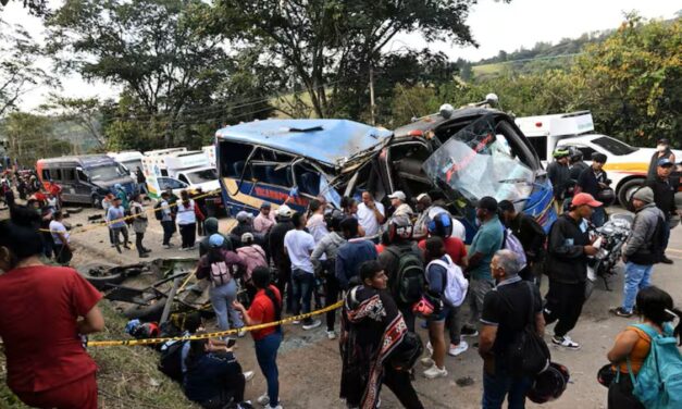 En la previa de las elecciones, un atentado en la ruta de Colombia dejó 14 muertos