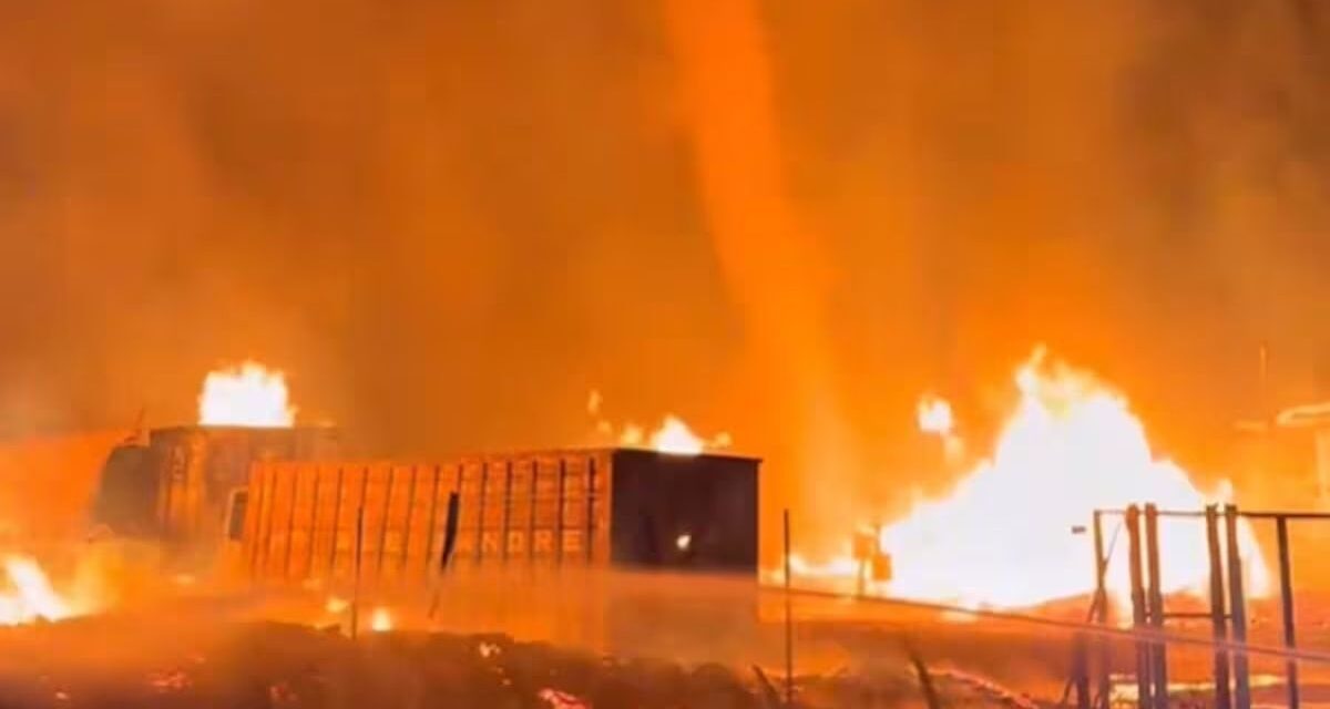 Un tornado de fuego en una planta de residuos desató pánico en España y obligó a evacuar viviendas