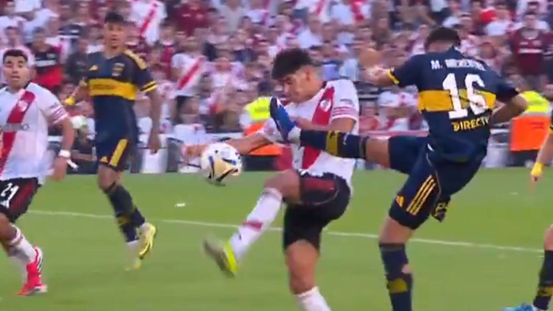 ¿Por qué no fue roja para River? La explicación técnica del penal en el Superclásico
