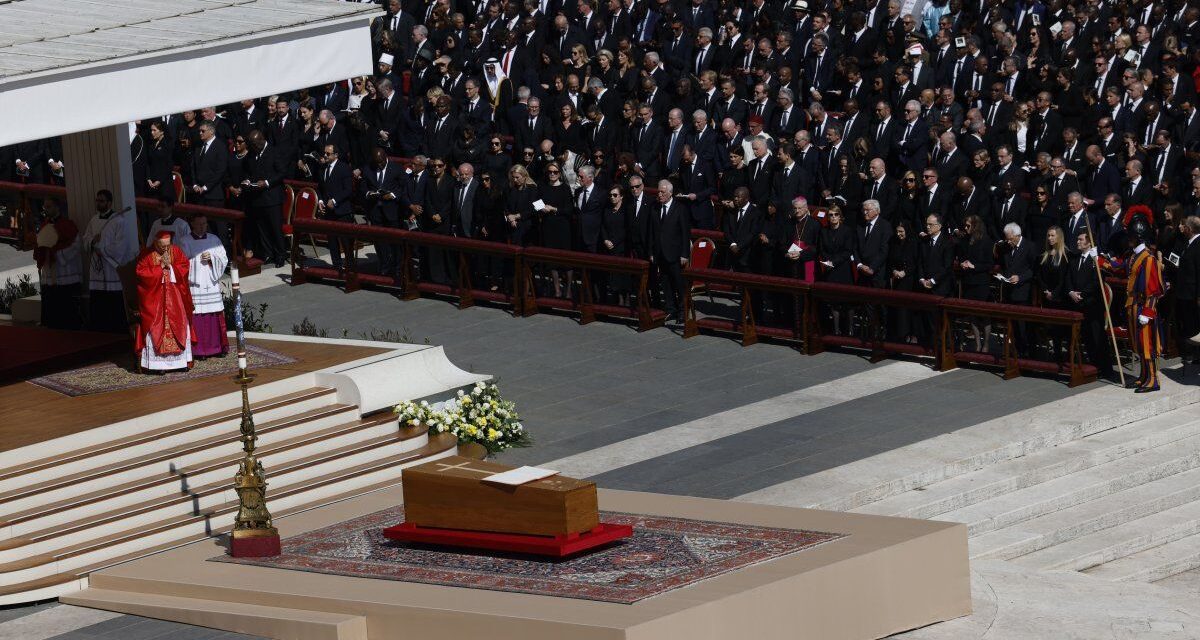 Las fotos más impactantes del funeral del papa Francisco en el Vaticano, a un año de su muerte