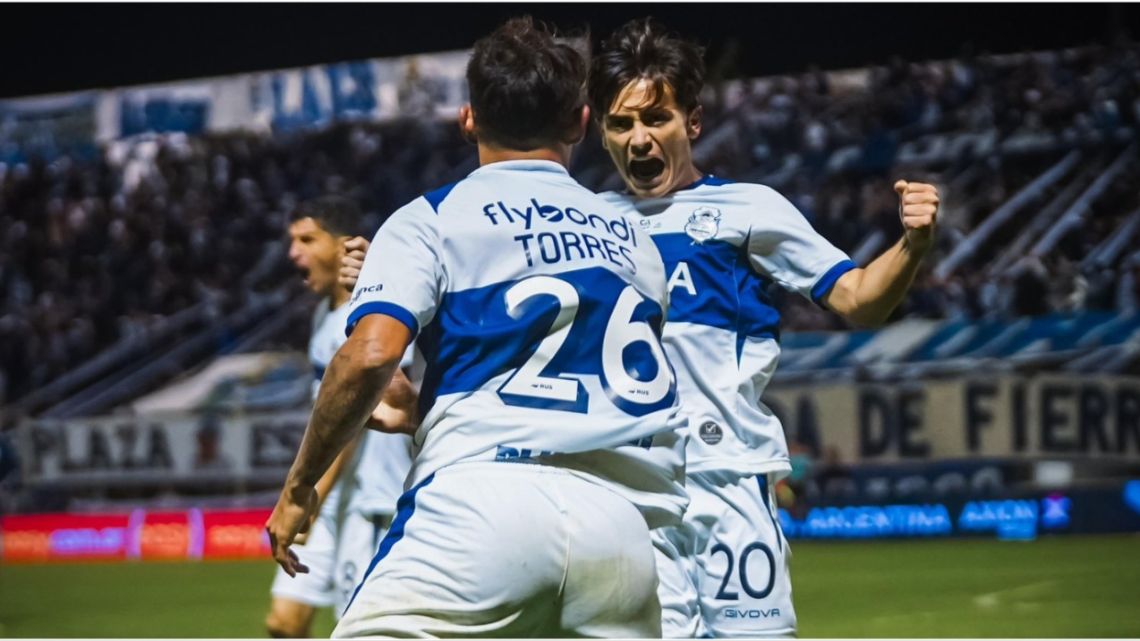 Gimnasia pisó fuerte en Caseros, venció 3-0 a Acassuso y se convirtió en el primer clasificado a octavos de la Copa Argentina