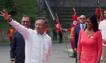 Gustavo Petro viajó a Venezuela y tuvo su primer encuentro con Delcy Rodríguez