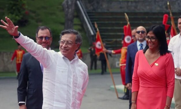 Gustavo Petro viajó a Venezuela y tuvo su primer encuentro con Delcy Rodríguez