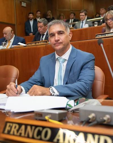 Franco Aranda activa al Frente Renovador: Anticipa candidaturas en varios departamentos