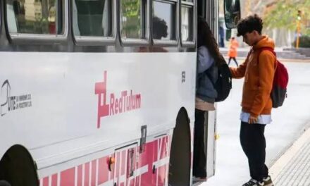 El Gobierno refuerza el asesoramiento del boleto escolar con operativos en paradas y centros educativos