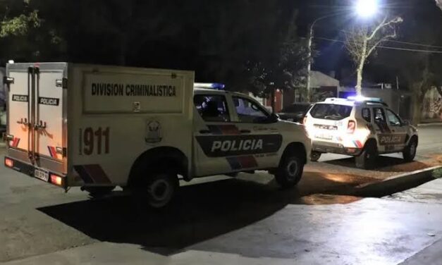Escena de horror: Un camión volcó con trabajadores y dejó un muerto en Sarmiento
