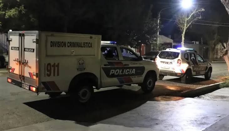 Escena de horror: Un camión volcó con trabajadores y dejó un muerto en Sarmiento