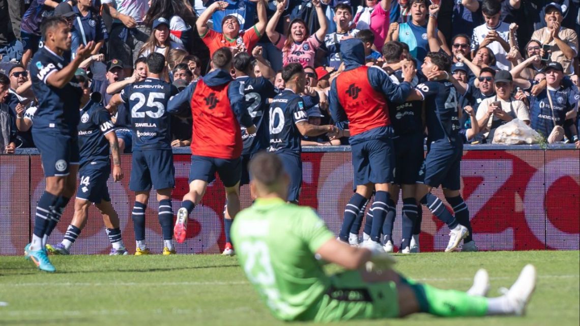 Independiente Rivadavia goleó 5-1 a Gimnasia: líder absoluto