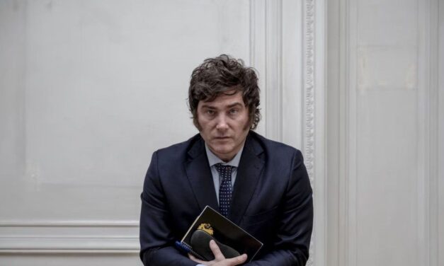 Volvió a caer la imagen positiva de Javier Milei y quedó fuera del top 3