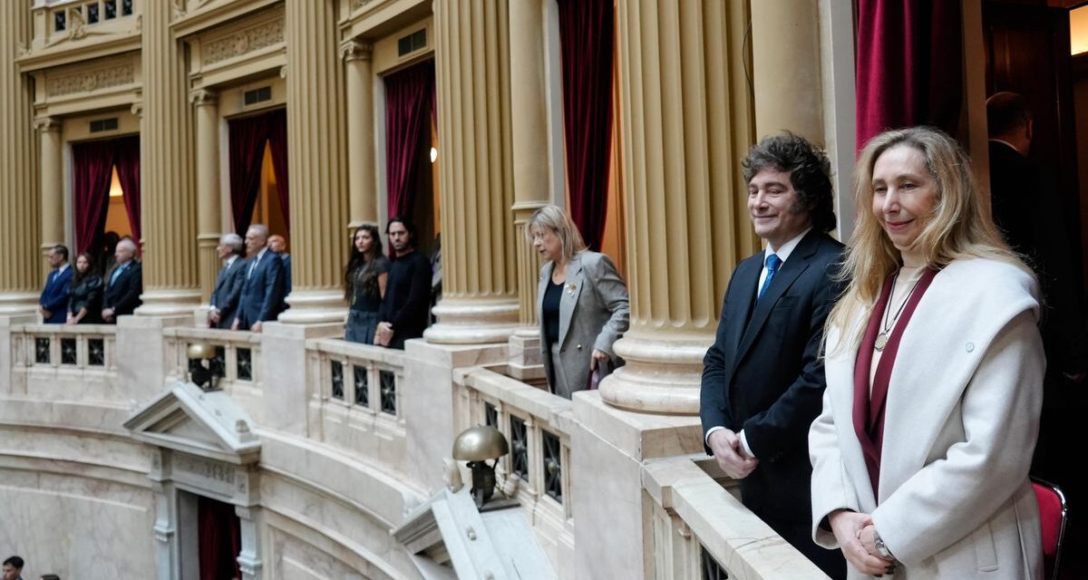 Aplausos, cruces con la prensa y el apoyo incondicional a Manuel Adorni