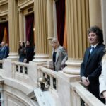 Aplausos, cruces con la prensa y el apoyo incondicional a Manuel Adorni