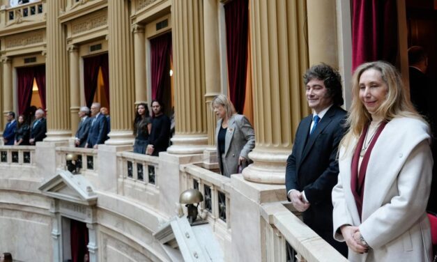 Aplausos, cruces con la prensa y el apoyo incondicional a Manuel Adorni