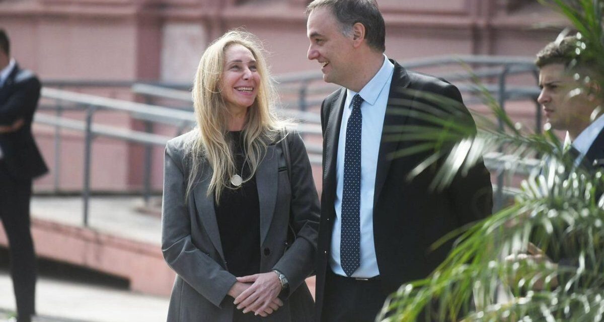 El triángulo de hierro sostiene a Manuel Adorni