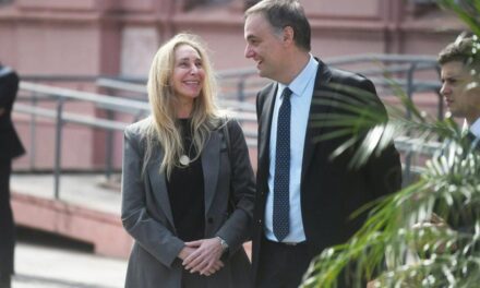 El triángulo de hierro sostiene a Manuel Adorni