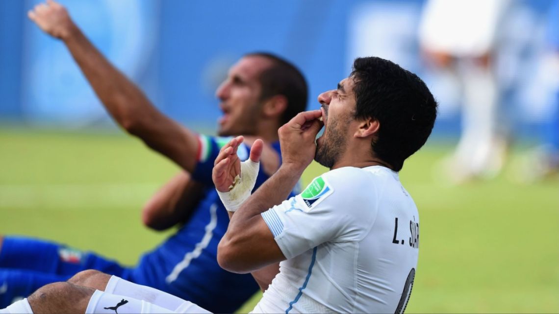 La mordida de Luis Suárez a Chiellini: crónica de una sanción histórica en Brasil 2014