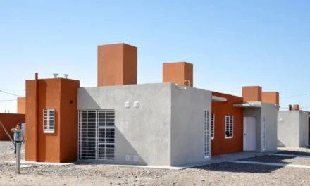 Orrego encabeza la entrega de viviendas en Chimbas