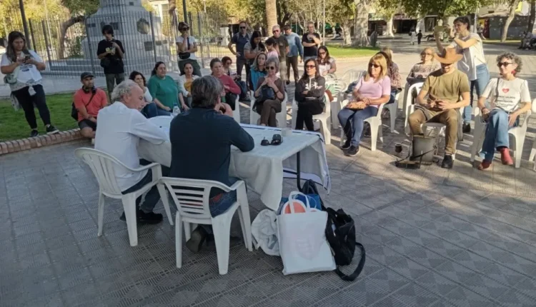Docentes universitarios instalan una “carpa blanca” en Plaza 25: Clases públicas y protesta en el centro