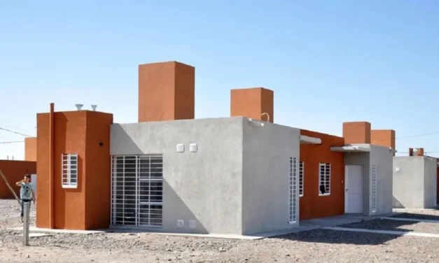 Orrego encabeza la entrega de viviendas en Chimbas