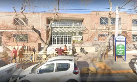 ÚLTIMO MOMENTO | Alerta en Santa Lucía: Investigan pintadas en pupitres que advierten sobre un supuesto “reto viral de tiroteo”