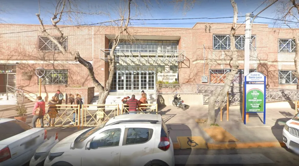 ÚLTIMO MOMENTO | Alerta en Santa Lucía: Investigan pintadas en pupitres que advierten sobre un supuesto “reto viral de tiroteo”