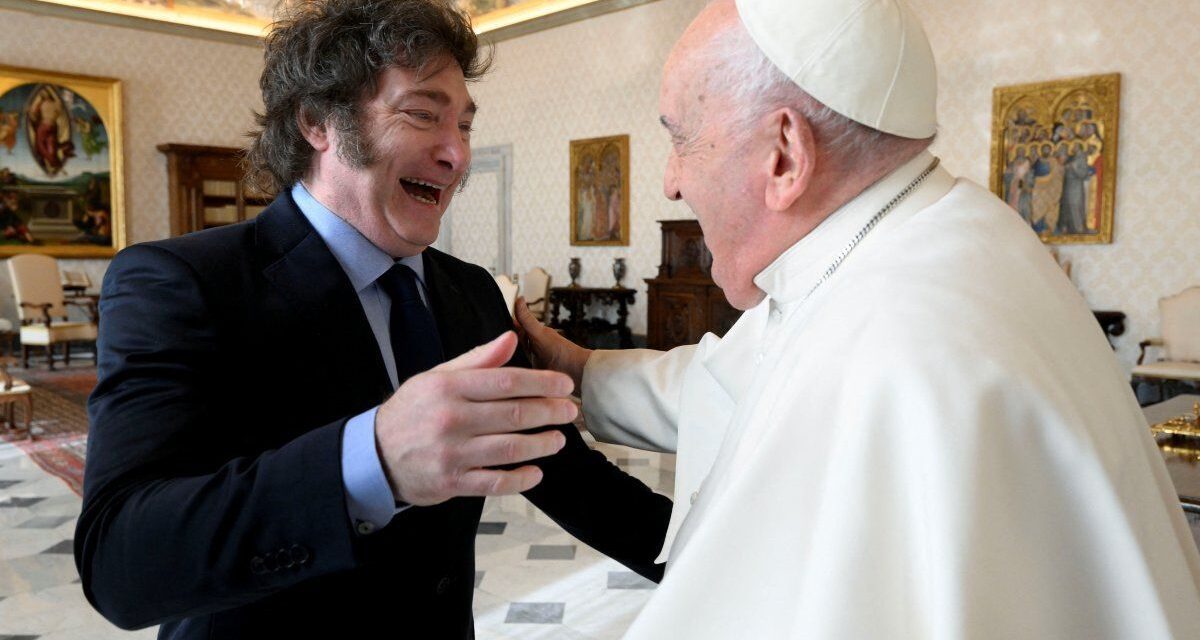 El recuerdo de Javier Milei a un año de la muerte del papa Francisco: "Abrazo a la distancia Santo Padre"