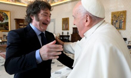 El recuerdo de Javier Milei a un año de la muerte del papa Francisco: "Abrazo a la distancia Santo Padre"