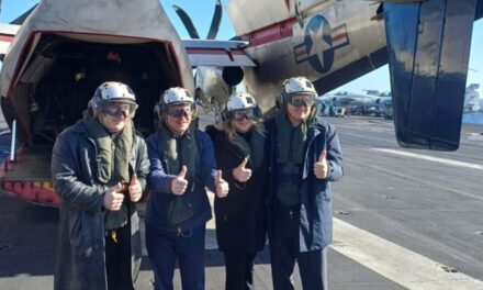 Javier Milei se subió al portaaviones USS Nimitz de EEUU y participa de ejercicios navales