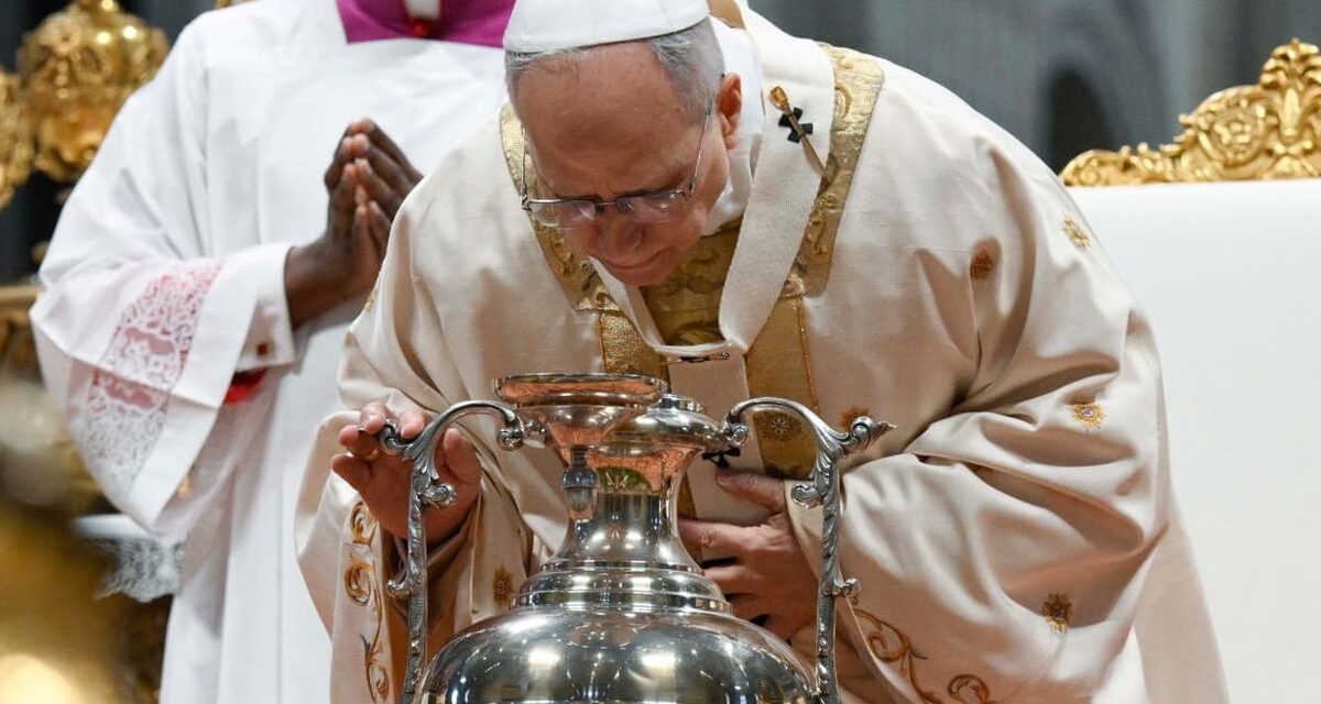 El papa León XIV encabezó su primera misa de Pascua y llamó a caminar juntos en la Iglesia