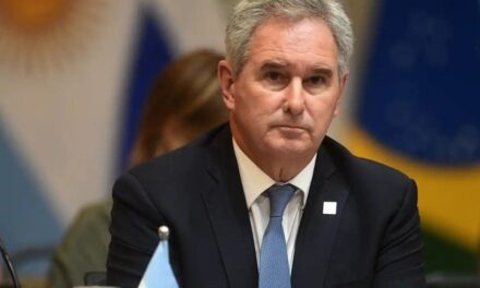 El Gobierno felicitó al flamante primer ministro electo de Hungría, Péter Magyar