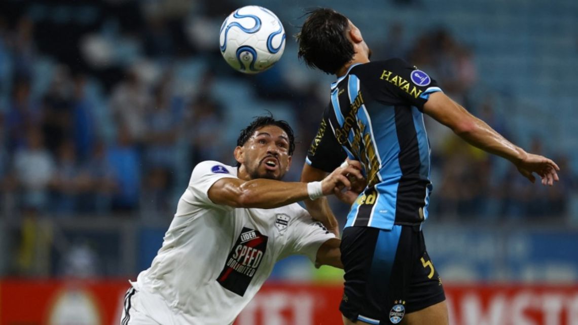 Se le escapó en el final: Riestra resistió hasta el último suspiro, pero Gremio se llevó la victoria con un golazo