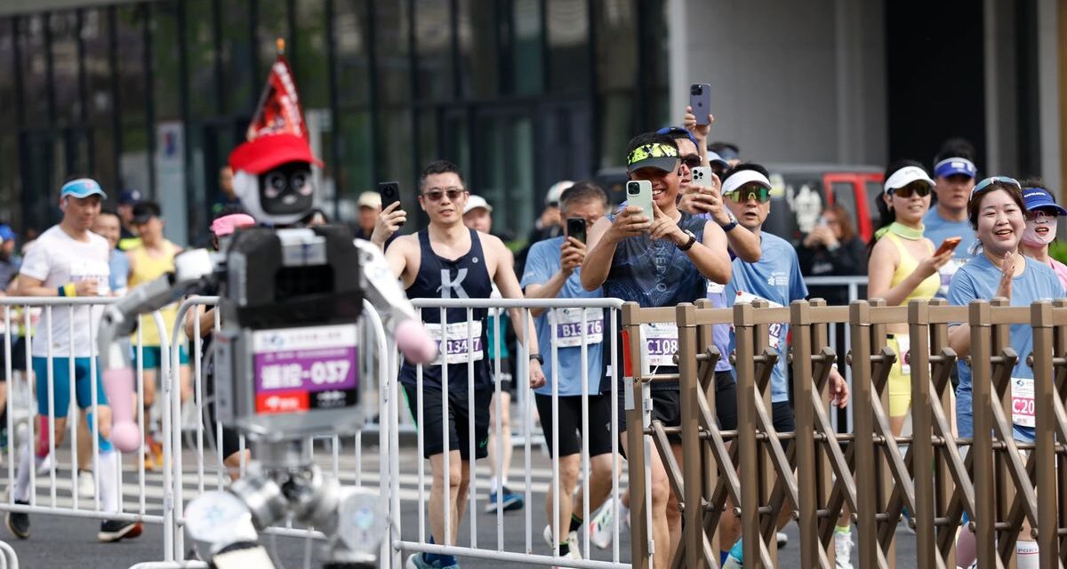 Un robot rompió el récord humano en media maratón y sorprendió al mundo
