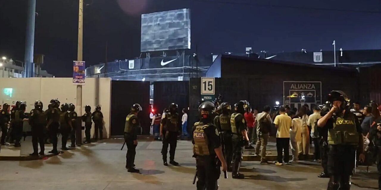 Se derrumbó un muro en el estadio de Alianza Lima durante un banderazo y hay un muerto y más de 60 heridos