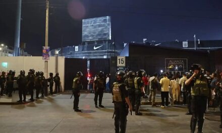 Se derrumbó un muro en el estadio de Alianza Lima durante un banderazo y hay un muerto y más de 60 heridos