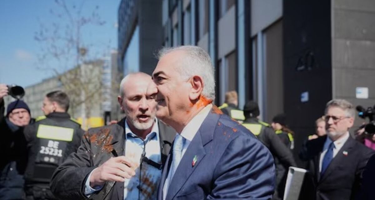 El hijo del sha de Irán exiliado fue atacado con un líquido rojo por un manifestante