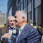 El hijo del sha de Irán exiliado fue atacado con un líquido rojo por un manifestante