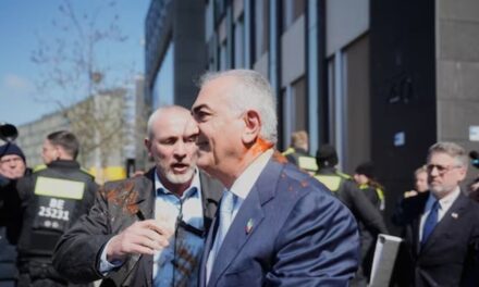 El hijo del sha de Irán exiliado fue atacado con un líquido rojo por un manifestante