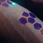 Cómo funcionan los tatuajes electrónicos que implantar circuitos y chips en la piel