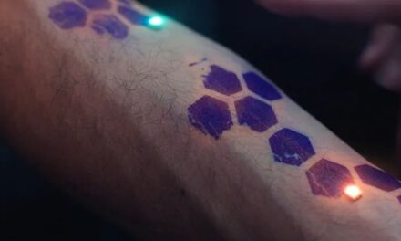 Cómo funcionan los tatuajes electrónicos que implantar circuitos y chips en la piel