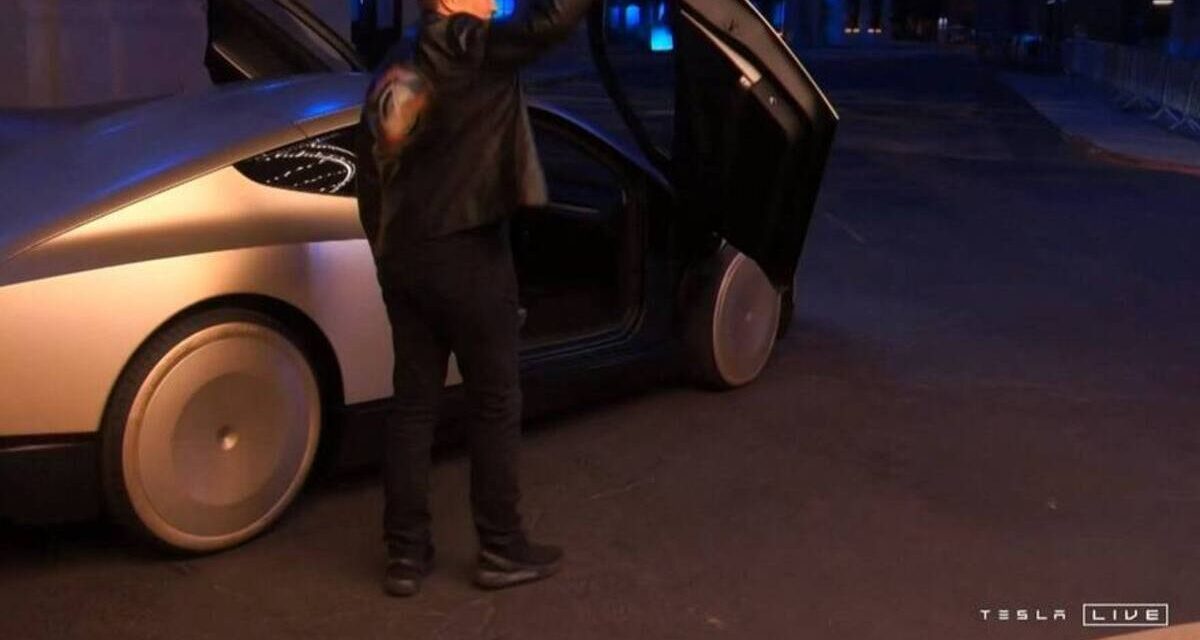 Elon Musk anunció que Tesla comenzó la producción de su robotaxi