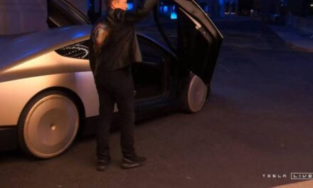 Elon Musk anunció que Tesla comenzó la producción de su robotaxi