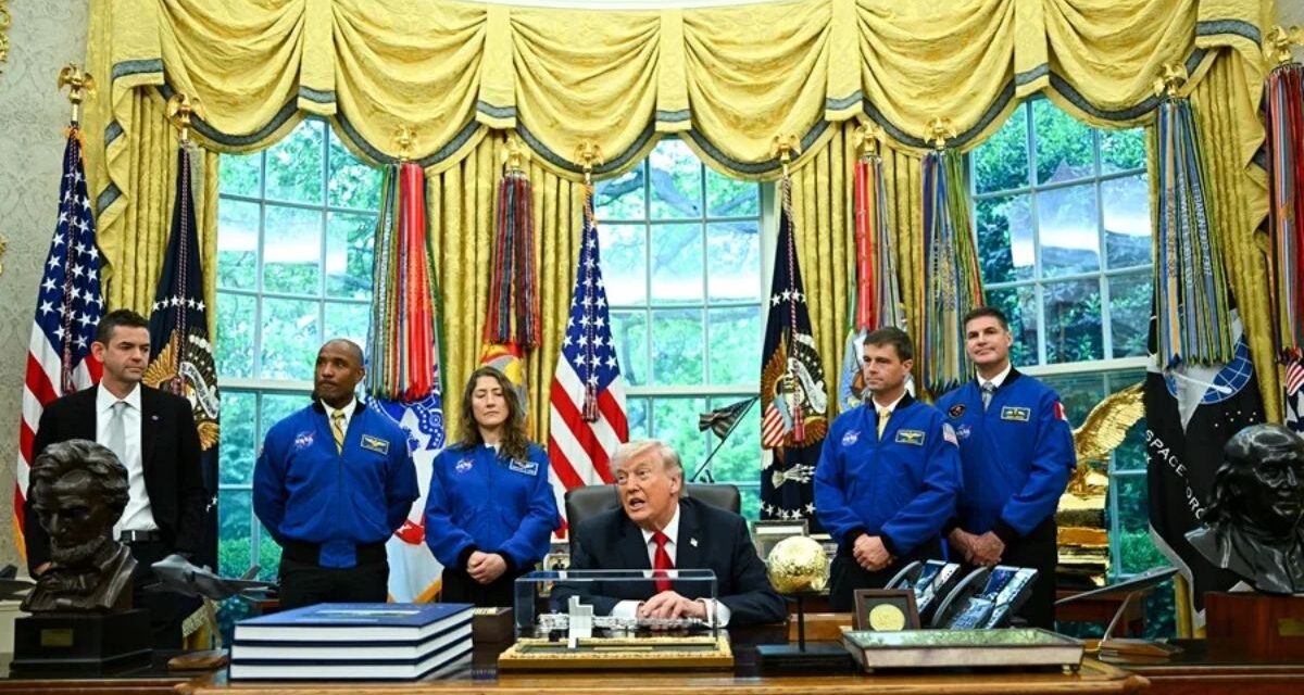 Donald Trump recibió a los astronautas de Artemis II tras el histórico viaje a la órbita lunar