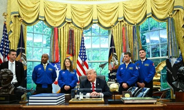 Donald Trump recibió a los astronautas de Artemis II tras el histórico viaje a la órbita lunar