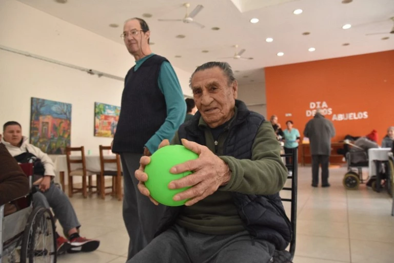 Arte, música y juegos: el proyecto que une a adultos mayores y personas con discapacidad